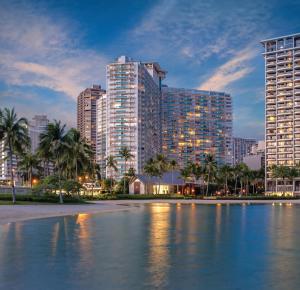 Waikiki Marina Resort at the Ilikai في هونولولو: أفق المدينة مع مباني طويلة وجسم من المياه