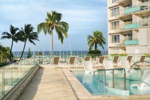 Bazén v ubytování Waikiki Marina Resort at the Ilikai nebo v jeho okolí