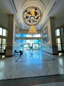 un grand hall avec un lustre dans un bâtiment dans l'établissement دار بنيان 2, à Al Khansāk