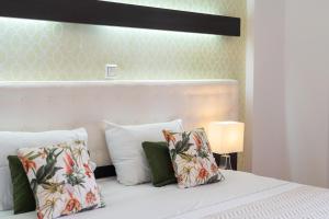 3Aktes Suites & Studios客房内的一张或多张床位