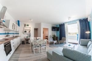 kuchnia i salon z kanapą i stołem w obiekcie Wellness apartmány Fürst w mieście Nová Lipnica