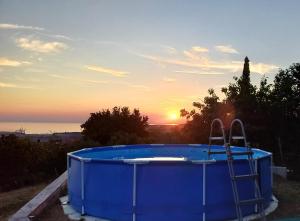 een hot tub met zonsondergang op de achtergrond bij Apartma Nona Roža in Zgornje Škofije