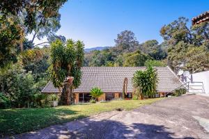 an exterior view of a house with trees at Refúgio e diversão para FAMÍLIAS a 60 min de SP - Piscina, Churrasqueira, wifi 300Mbps - PETFRIENDLY in Atibaia