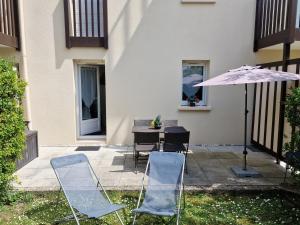 Patio alebo iná vonkajšia časť ubytovania Grand studio Front de mer ensoleillé avec jardin plein sud accès direct plage