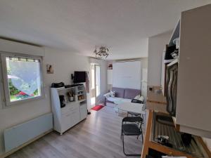Televízia a/alebo spoločenská miestnosť v ubytovaní Grand studio Front de mer ensoleillé avec jardin plein sud accès direct plage