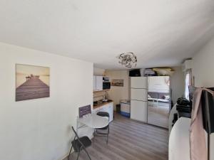Kuchyňa alebo kuchynka v ubytovaní Grand studio Front de mer ensoleillé avec jardin plein sud accès direct plage