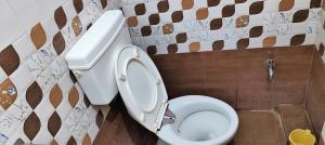 uma casa de banho com um WC com tampa para cima em STAYMAKER Royal Residency em Calcutá