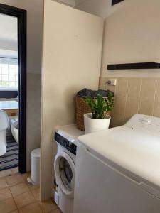 lavadero con lavadora y lavadora en Home On The Hill- Bowral, en Bowral