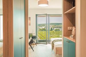 a room with a bed and a window with a view at Zeit bei Sauerweins in Palzem
