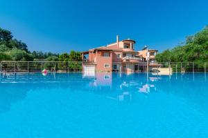 una casa sentada sobre una gran piscina de agua en Captain Alex Villa 2 en Dafnila