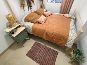 a small bedroom with a bed and a rug at Hola Apartament Alicante in Alicante