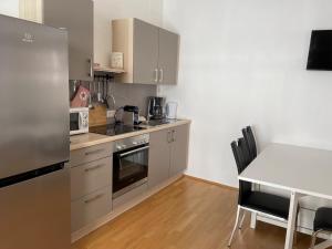a small kitchen with a table and a counter top at Ferienapartment Passauer Wolf im Zentrum in Sankt Pölten