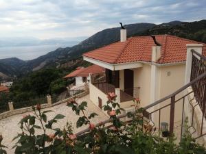 una casa en una colina con vistas al océano en Kallisti Ξενώνας Διακοπτό-Καλάβρυτα en Diakopto