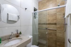 a bathroom with a shower and a sink at Studio em Botafogo- aconchegante e próximo ao shopping e ao metrô in Rio de Janeiro