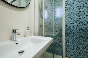 y baño con lavabo y ducha. en Apartamento San Eloy, en Sevilla
