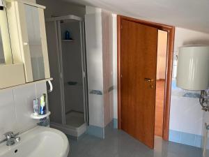 W łazience znajduje się umywalka, prysznic i toaleta. w obiekcie AREA 21 w mieście Petacciato