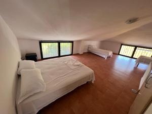 1 dormitorio con 1 cama blanca grande y 2 ventanas en AREA 21, en Petacciato