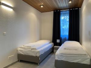 Dos camas en una habitación con ventana. en Kaiserswerth, en Düsseldorf