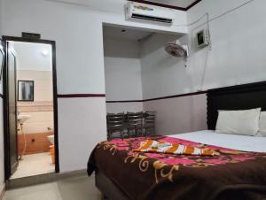 ein Schlafzimmer mit einem Bett mit Handtüchern darauf in der Unterkunft Hotel Anta Palace & Spicy Restaurant By WB Inn in Bharatpur
