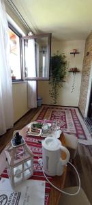 una habitación con una mesa con una olla en el suelo en Dumi's House, en Borşa