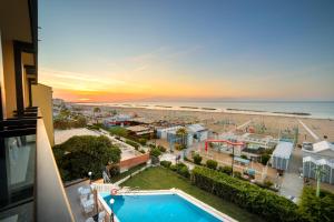 カットーリカにあるRex Residence Hotelのコンドミニアムのバルコニーからビーチの景色を望めます。