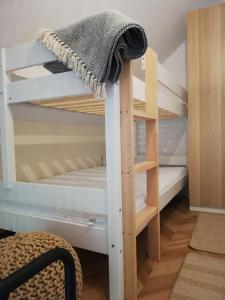 a bunk bed in a room with a bunk bedutenewayewayangering at Village Mielno - najpiękniejsze domki wakacyjne nad morzem in Mielno