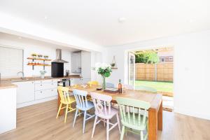 Kuchyň nebo kuchyňský kout v ubytování Westview Cottage bikes/chef/hot tub