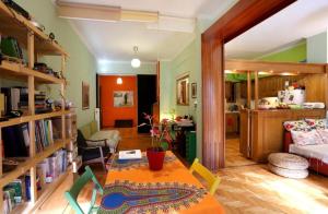 Zdjęcie z galerii obiektu Artistic Apartment w Atenach