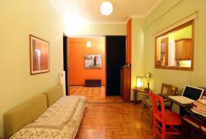 Zdjęcie z galerii obiektu Artistic Apartment w Atenach