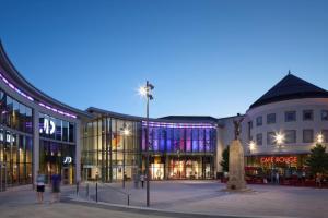 een groep gebouwen in een stad 's nachts bij Cloud9SA at Woking Central in Woking