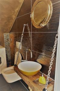 La salle de bains est pourvue d'un lavabo, de toilettes et d'un miroir. dans l'établissement Marinovi dvori, à Slatine