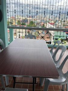 - une table et des chaises dans une chambre avec vue dans l'établissement THE MANSION - BACKPACKERS Near AIRPORT, à Manille