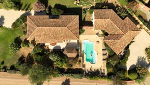 - une vue aérienne sur une maison avec une piscine dans l'établissement Villas CALA CORSA 4 Chambres Piscine privée chauffée - Internet Fibre - Entièrement Climatisée à Lecci de Porto-Vecchio Cala Rossa, à Lecci
