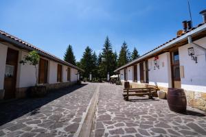 una calle adoquinada junto a una fila de edificios en Kampaoh Sierra de Urbasa, en Bacáicoa