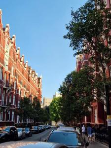 una strada con auto parcheggiate sul lato della strada di Spacious 4 Bedroom apartment in amazing location a Londra