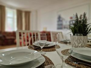 un tavolo con piatti e bicchieri da vino sopra di Spacious 4 Bedroom apartment in amazing location a Londra