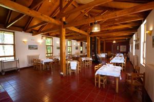 un restaurante con mesas y sillas en una habitación en Kampaoh Sierra de Urbasa, en Bacáicoa