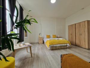 una camera con letto e pianta in vaso di Spacious 4 Bedroom apartment in amazing location a Londra