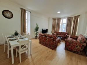 un soggiorno con 2 divani e un tavolo di Spacious 4 Bedroom apartment in amazing location a Londra