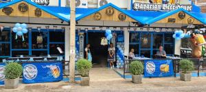 un restaurante de marisco con toldo azul en Central Guesthouse Bread & Breakfast en Chiang Rai