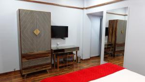 Annandam Inn(Hotel Anand)的电视和/或娱乐中心