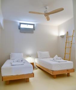 Кровать или кровати в номере Mystic Villas Koufonisi