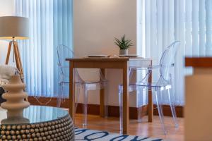a table with two chairs and a table with a plant on it at Studio - Tower Hill - City Centre by Prime London Stays N-5 in London