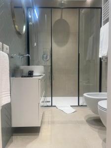 La salle de bains est pourvue d'une douche, d'un lavabo et de toilettes. dans l'établissement AT HOME NAVONA, à Rome