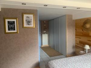 um quarto com uma cama e um corredor em Gîte Le doux Valoan em Lamastre