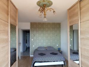 - une chambre avec un lit et un miroir dans l'établissement Vaste villa en position dominante superbe vue lacs, à Hautecour