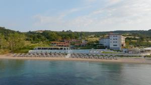 um resort na costa de uma massa de água em Mount Athos Resort em Ierissos