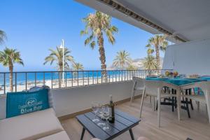 a dining room with a view of the beach at Shore Thing Playa in La Herradura