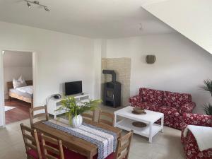 a living room with a red couch and a fireplace at Gemütliche Ferienwohnung mit Kamin in Stadtilm