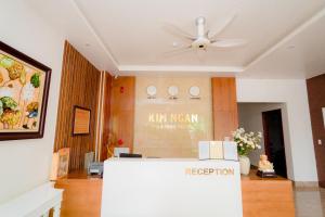 a living room with a ceiling fan and a table at Kim Ngan Ha Long Hotel in Ha Long